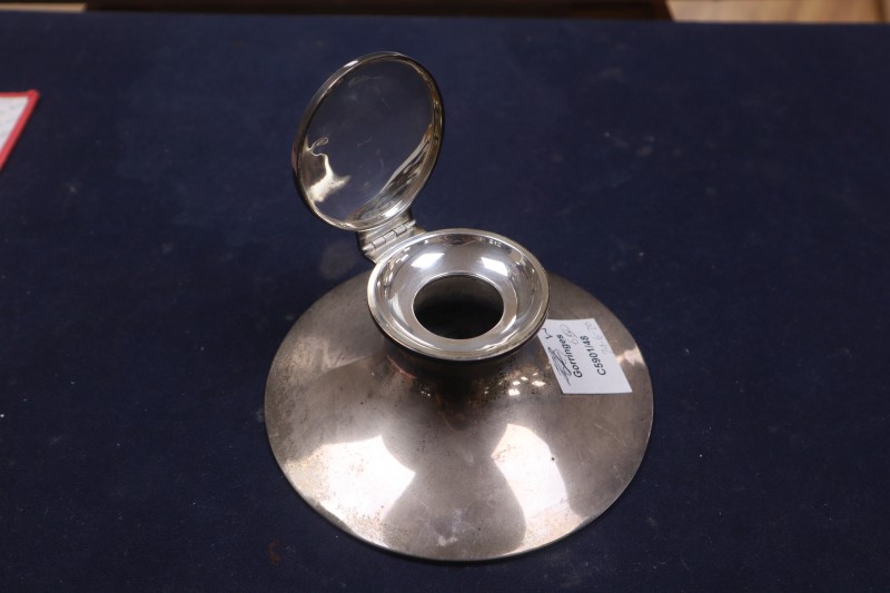 An early 20th century silver capstan inkwell, 15.2cm, glass missing and marks rubbed.